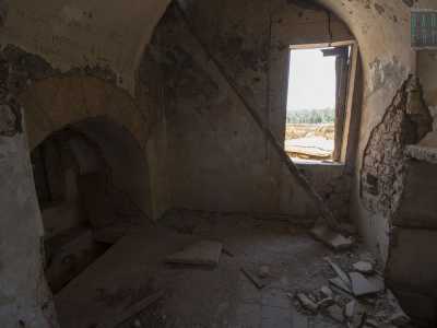 Lasciamo la chiesetta e ci prepariamo a visitare la costruzione pi� alta, quella che un tempo fungeva sia da campanile che da vedetta. Cominciamo a salire, approdando in un piano caratterizzato da un'ampia nicchia e un affaccio sull'esterno